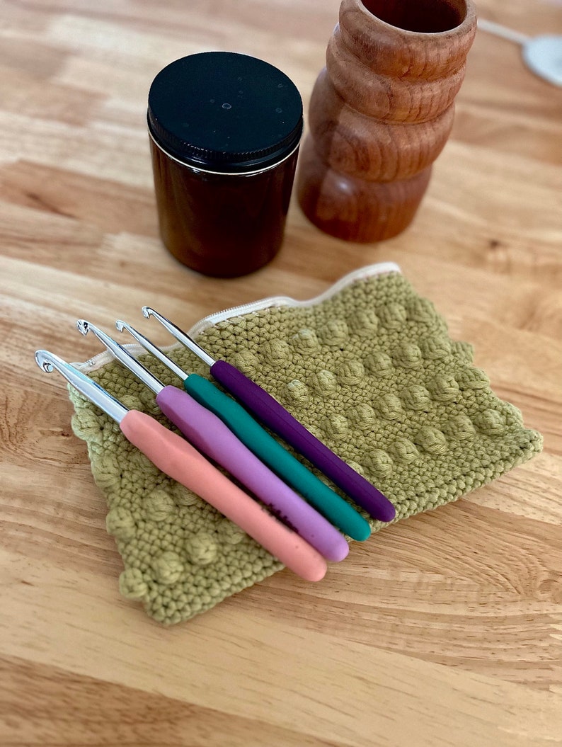 No Sew Crochet Zipper Pouch Pattern // Easy Crochet Travel Bag Pattern // Crochet Zipper Bag Pattern with Video Tutorial // Crochet Hook Bag image 10