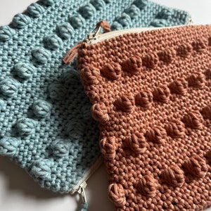 No Sew Crochet Zipper Pouch Pattern // Easy Crochet Travel Bag Pattern // Crochet Zipper Bag Pattern with Video Tutorial // Crochet Hook Bag image 5