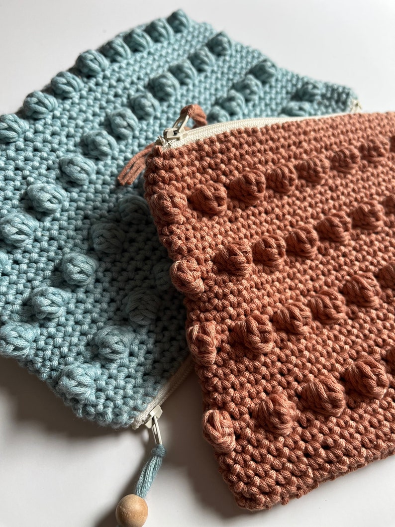 No Sew Crochet Zipper Pouch Pattern // Easy Crochet Travel Bag Pattern // Crochet Zipper Bag Pattern with Video Tutorial // Crochet Hook Bag image 5