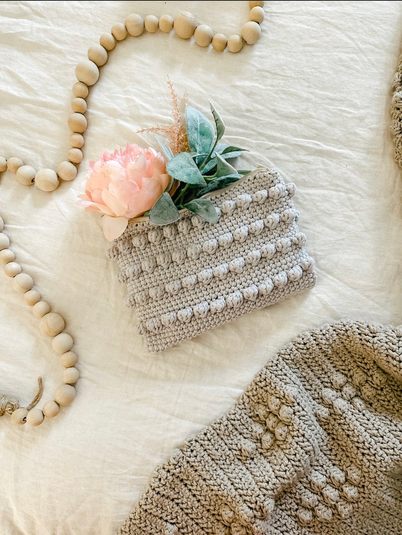 No Sew Crochet Zipper Pouch Pattern // Easy Crochet Travel Bag Pattern // Crochet Zipper Bag Pattern with Video Tutorial // Crochet Hook Bag image 7