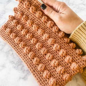 No Sew Crochet Zipper Pouch Pattern // Easy Crochet Travel Bag Pattern // Crochet Zipper Bag Pattern with Video Tutorial // Crochet Hook Bag image 2