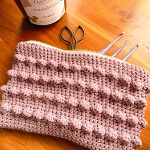 No Sew Crochet Zipper Pouch Pattern // Easy Crochet Travel Bag Pattern // Crochet Zipper Bag Pattern with Video Tutorial // Crochet Hook Bag image 3
