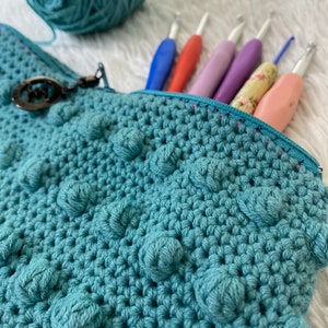 No Sew Crochet Zipper Pouch Pattern // Easy Crochet Travel Bag Pattern // Crochet Zipper Bag Pattern with Video Tutorial // Crochet Hook Bag image 4