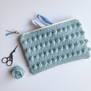 No Sew Crochet Zipper Pouch Pattern // Easy Crochet Travel Bag Pattern // Crochet Zipper Bag Pattern with Video Tutorial // Crochet Hook Bag image 1