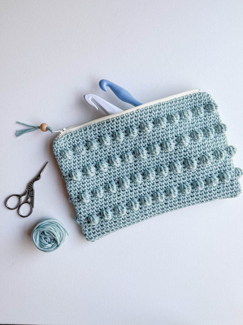 No Sew Crochet Zipper Pouch Pattern // Easy Crochet Travel Bag Pattern // Crochet Zipper Bag Pattern with Video Tutorial // Crochet Hook Bag image 1
