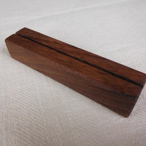 Kartenhalter Nussbaum 12 cm massiv geölt | Edelholz | Kartenständer | Postkartenhalter | Fotohalter | Deko | für Feiern | Namenskartenhalter