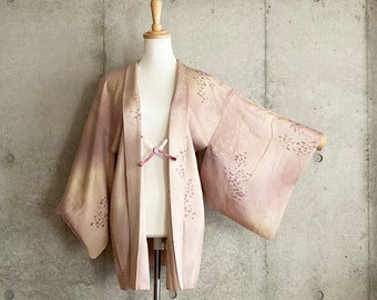 F772: Japanese vintage kimono Haori, Jacket, Robe, Dress. Light purple. Botanical pattern.