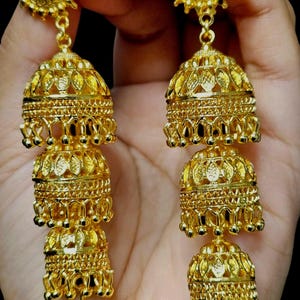 Boucles d'oreilles pendantes à trois rangs Flower Jhumka, Dubaï, plaquées or 22 carats | Superbes boucles d'oreilles Jhumka finition dorée - Bijoux artisanaux exquis