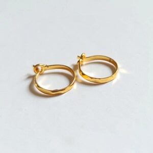 18K 本物のゴールドのかわいいフープ - 毎日使えるイヤリング - 女の子のベビーフープイヤリング - スリムで洗練されたインド風 - 9 mm の小さなゴールドイヤリング - ティーンの女の子用イヤリング。