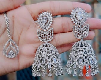 Jhumka Ohrringe und Tikka überzogene CZ Diamant Set: Brautschmuck übergroßes Chandbali