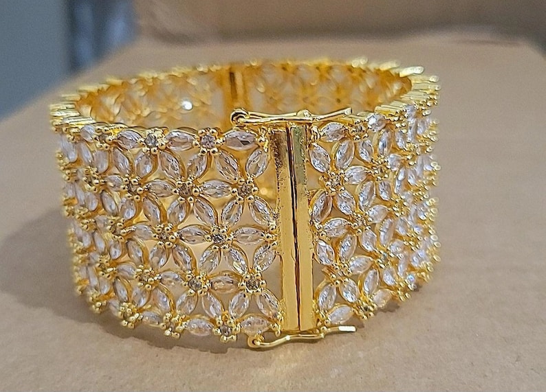 Bracciale in oro Zirconi cubici AD Breclate-Cuff con diamanti Bracciale indiano Ciondoli di design Bracciale in oro Diamante Kada AD Kangan apribile immagine 2