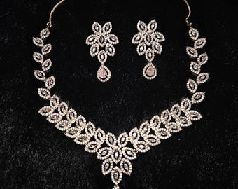 Halsbandsset med blommigt CZ-diamant | Smycken i roséguld med bladmönster och droppformade örhängen | Elegant festset
