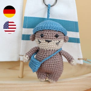 Schema all'uncinetto per un portachiavi a forma di piccola lontra - tedesco + inglese