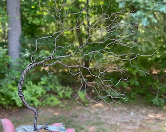 Scultura dell'albero della vita in filo nero, tavolo da lavoro spazzato dal vento