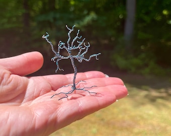 Scultura di albero avvolta in filo di zaffiro, arte da tavolo