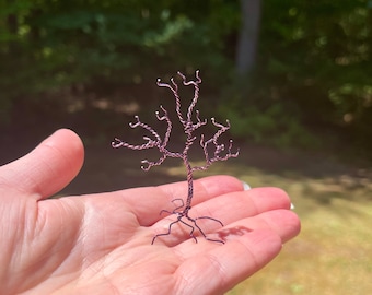 Scultura di albero avvolto in filo viola, dettagli in rame, arte da tavolo