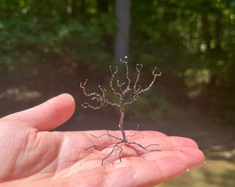 Scultura in miniatura di un albero in filo metallico, arte da tavolo in rame e nero