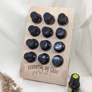 Könnte beinhalten: Holz-Aufbewahrung für ätherische Öle mit 12 Fächern und dem Text "ESSENTIAL OIL LADY just roll with it".
