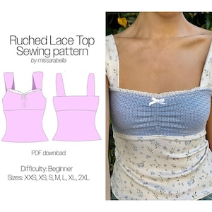 Könnte beinhalten: Ein gerüschtes Spitzentop-Schnittmuster von missarabella. Das Bild zeigt eine rosa Illustration des Tops und ein Foto des getragenen Tops. Das Top ist weiß mit blauem Blumendruck und blauem Vichy. Der Text auf dem Bild lautet "PDF download" und "Difficulty: Beginner".