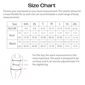 Peut inclure: Un tableau des tailles avec des mesures de poitrine et de taille en pouces et en centim&egrave;tres. Les tailles vont de XXS &agrave; 2XL, avec les tailles AU/UK correspondantes. Le tableau comprend un sch&eacute;ma illustrant les mesures de la poitrine, de la taille et des hanches.