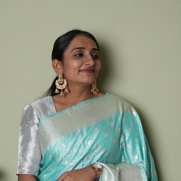Nouveau paon turquoise pâle et corps floral sari Banarasi haut de gamme en soie dans la même couleur, tenue de soirée et sari traditionnel Anbhiga cadeau sari