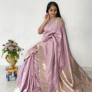 ラベンダー色のザリカラーに花柄のブティモチーフの純粋なバナラシシルクサリー（米国女性用） | フェスティバルサリー | プレミアムルックサリー | 彼女へのギフト