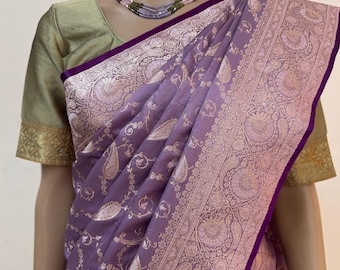 Zweifarbiger Lila Banarasi Satin Seide Saree: Goldene Zari Webart