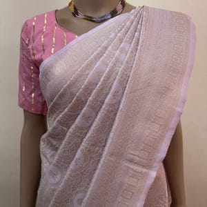 Sari in broccato viola malva: morbida trama di seta, da indossare durante le feste