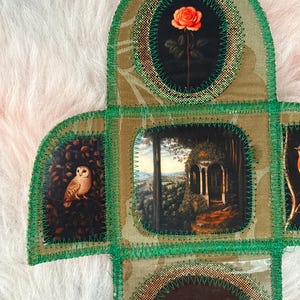 K&ouml;nnte beinhalten: Ein handgefertigtes Stoffkunstwerk mit mehreren Paneelen, die jeweils ovale und rechteckige Rahmen haben. Die Rahmen zeigen Bilder einer Rose, einer Eule und einer Landschaft. Die Paneele sind mit gr&uuml;nen F&auml;den zusammengen&auml;ht.