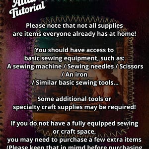 K&ouml;nnte beinhalten: Ein Tutorial mit dem Titel "Pocket Altar Tutorial" mit Text, der &uuml;ber die ben&ouml;tigte N&auml;hmaschine, Nadeln, Schere und B&uuml;geleisen informiert. Der Hintergrund ist ein dunkler, strukturierter Stoff mit dekorativen N&auml;hten.