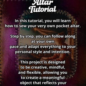 K&ouml;nnte beinhalten: Bild eines Tutorials mit dem Titel "Pocket Altar Tutorial". Der Text erkl&auml;rt, wie man einen Taschenaltar n&auml;ht, wobei Kreativit&auml;t und pers&ouml;nlicher Stil im Vordergrund stehen. Der Hintergrund hat einen lila-schwarzen Farbverlauf mit dekorativen N&auml;hten.