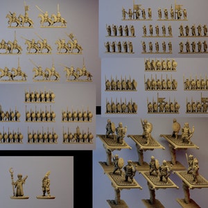 Puede incluir: Colección de figuras en miniatura que representan guerreros antiguos, caballería y elefantes. Las figuras están en varias poses, incluyendo soldados montados, infantería y figuras montadas en camellos. El color es beige claro.