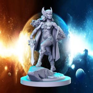 Puede incluir: Una figura miniatura pintada en gris de una guerrera con una espada y un escudo, de pie sobre una base de roca. La figura se coloca sobre un fondo de nebulosa giratoria.