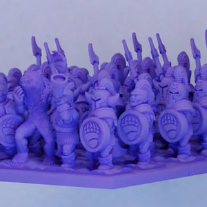 Puede incluir: Un grupo de 25 figuras en miniatura de plástico morado de guerreros con escudos y lanzas. Las figuras están dispuestas en línea sobre una base morada.