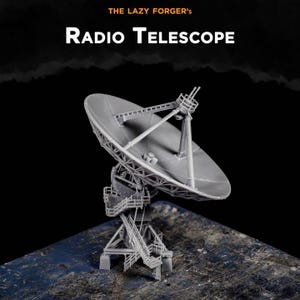 Op de afbeelding: Grijs radiotelescoopmodel met de witte tekst "THE LAZY FORGER's RADIO TELESCOPE". Het model heeft een grote schotelantenne en een complexe ondersteuningsstructuur. De achtergrond is donker met een textuur.