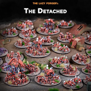 Pode incluir: Miniaturas de The Detached, uma coleção de robôs e veículos vermelhos e brancos, são dispostas em bases circulares. As bases estão em um terreno com grama e pequenos edifícios. O texto "THE LAZY FORGER's" e "THE DETACHED" está no topo.