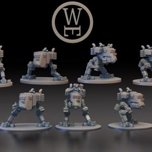 Könnte beinhalten: Sieben graue, miniaturisierte, mechanische Walker-Modelle werden vor einem dunklen Hintergrund gezeigt. Jedes Modell hat einen kastenförmigen Körper, gegliederte Beine und eine Waffen- oder Sensoranordnung. Oben befindet sich ein kreisförmiges Logo mit den Buchstaben "W" und "E".