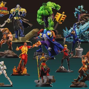 Pode incluir: Uma coleção de figuras coloridas de super-heróis, incluindo o Hulk, em poses dinâmicas. As figuras estão em exibição, mostrando designs detalhados e esquemas de pintura vibrantes. O logotipo da Legion Miniatures é visível.