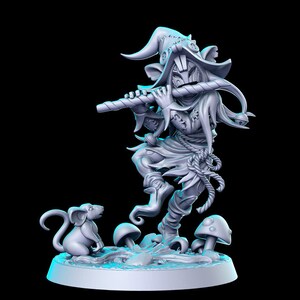 Può includere: Una miniatura di un goblin stampata in 3D di colore grigio che suona il flauto, con un cappello a punta e un costume da giullare. Il goblin è in piedi su una base rotonda con funghi e un piccolo topo.
