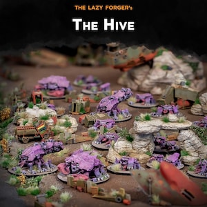Puede incluir: Una escena de juego de mesa con terreno y figuras en miniatura. La escena incluye criaturas moradas con forma de insectos, edificios y terreno rocoso. El texto "THE LAZY FORGER's THE HIVE" se muestra en la parte superior de la imagen.