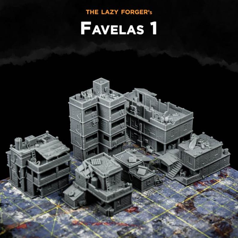 Puede incluir: Un conjunto de edificios en miniatura grises, que incluyen estructuras de varios pisos y viviendas m&aacute;s peque&ntilde;as, dispuestos sobre una superficie estampada. El texto "THE LAZY FORGER'S FAVELAS 1" se muestra en la parte superior. Los edificios tienen detalles arquitect&oacute;nicos.