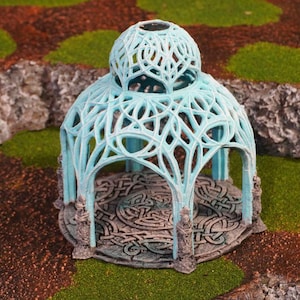 Könnte beinhalten: Ein hellblauer, detailliert gestalteter, 3D-gedruckter Pavillon mit einem runden Sockel und einem Kuppeldach. Der Pavillon besteht aus einem Gitterwerk und hat ein keltisches Knotenmuster auf dem Boden.