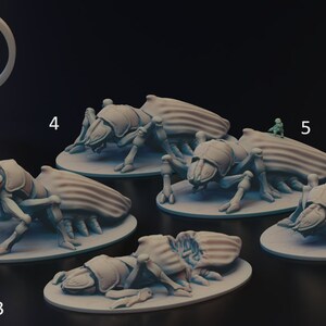 Könnte beinhalten: Sechs graue und weiße Plastik-Miniaturfiguren von Insekten mit segmentierten Körpern und Flügeln. Die Figuren sind in verschiedenen Positionen auf runden Sockeln platziert. Die Figuren sind von 1 bis 6 nummeriert.