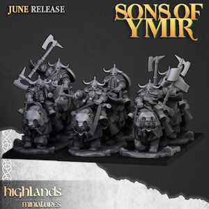 Puede incluir: Un conjunto de cinco miniaturas de plástico gris que representan enanos montando osos. Las miniaturas forman parte de la línea Sons of Ymir de Highlands miniatures. Las miniaturas están dispuestas en formación de batalla, con las armas levantadas.