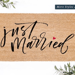 Just Married Doormat: Script Heart Newlywed Gift