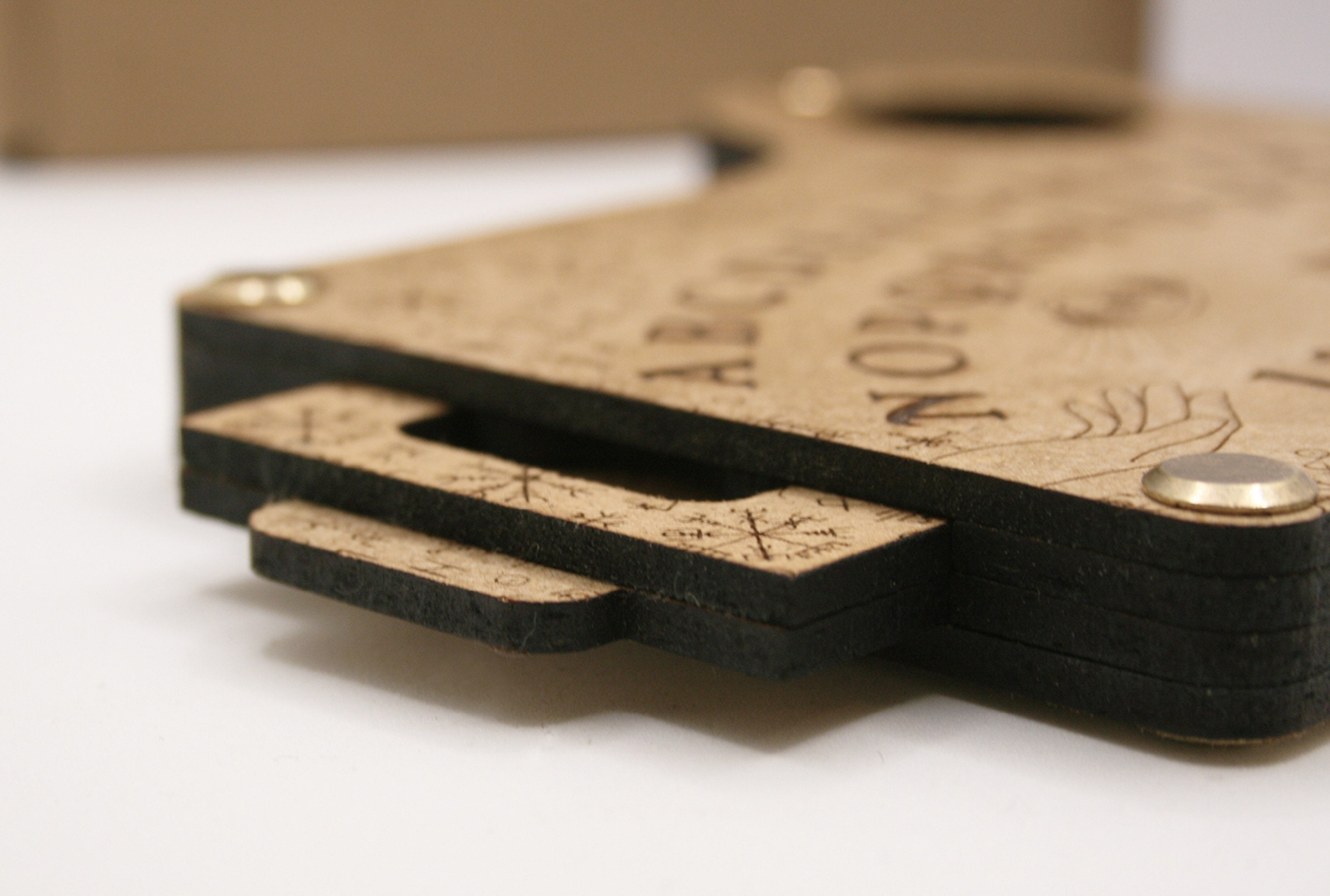 Achat Planche en bois type Ouija - Objet Décoratif, fait main, artisanal,  cadeaux, fabriqué en France, gravure laser, original, insolite, déco en gros