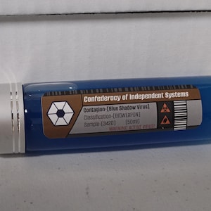 Peut inclure: Un flacon cylindrique bleu avec un bouchon argenté, étiqueté avec du texte comprenant "Confederacy of Independent Systems" et "Blue Shadow Virus". L'étiquette comprend également un symbole d'avertissement et un code-barres. Le flacon contient 50 ml de liquide.