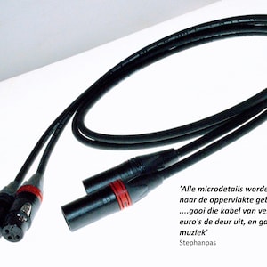 Può includere: Cavi audio neri con connettori XLR e dettagli rossi. I cavi sono curvi e collegati, progettati per apparecchiature audio professionali. Il testo sull'immagine recita: 'Alle microdetails worden nog meer naar de oppervlakte gebracht...'
