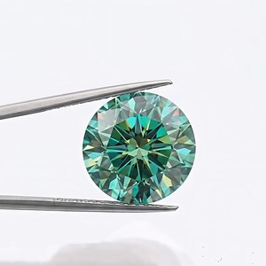 Op de afbeelding: Een ronde, briljant geslepen edelsteen met een levendige blauwgroene en smaragdgroene kleur, voorzien van talloze driehoekige facetten die een complex, stervormig lichtreflectiepatroon creëren, vastgehouden door een zilverkleurige metalen pincet.