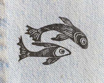 Linosnede patch met visprint, geüpcycled denim zichtbaar herstellen